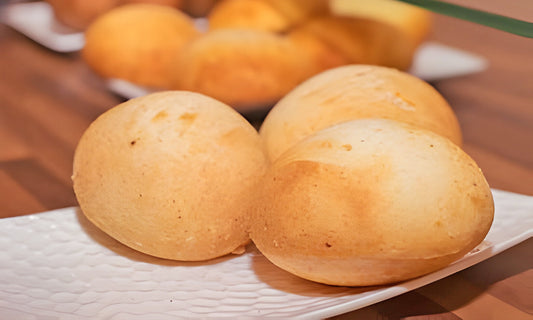 Un plato con pandebono listo para ser comidos