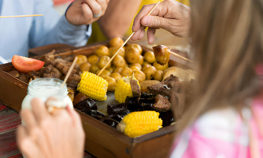 Personas compartiendo de una rica picada colombiana